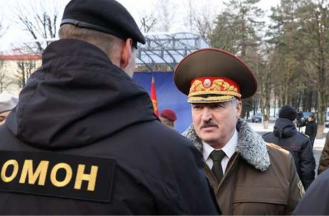 «Вы — полноценный боец ОМОНа» — Лукашенко вручили черный берет омоновца «за особые заслуги» - «Информационное агентство»