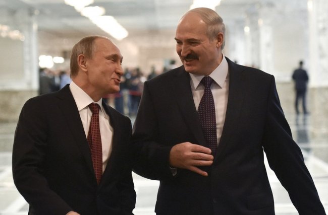 На честном слове и одном крыле: революция заставила Лукашенко присягнуть Кремлю в ущерб интересам Беларуси - «Политика»