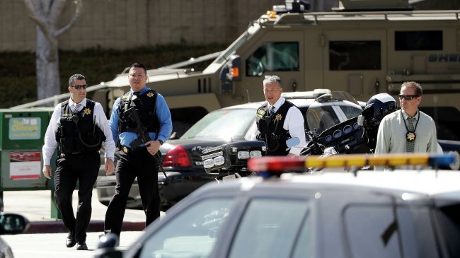 В Калифорнии полиция оцепила подозрительный минивэн - «Авто»