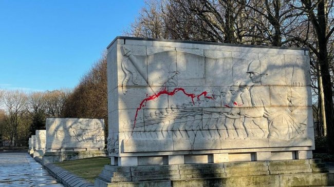 СК возбудил дела из-за осквернения памятников советским солдатам в Германии - «Военное обозрение»