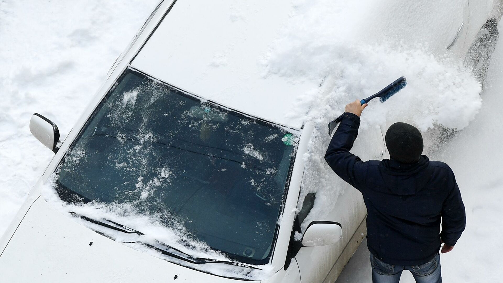 Плохой накат. Снег на стекле машины. Машина в снегу. Чистящая машина. Отогрев стекла машины.