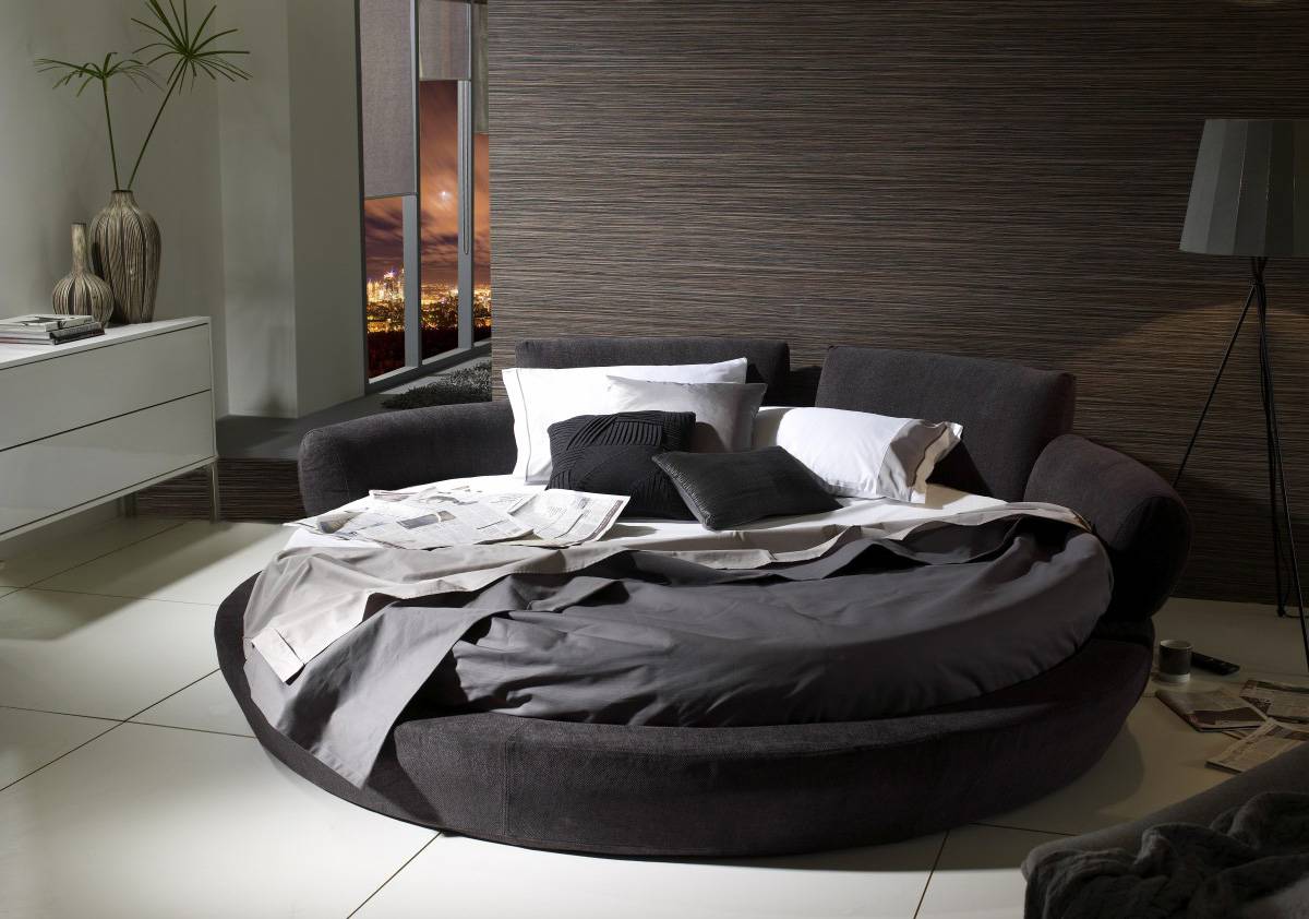 Нестандартная цена. Круглая кровать Габриэль Аскона. Круглая кровать в интерьере спальни. Круглые дизайнерские кровати. Круглая двуспальная кровать в интерьере.