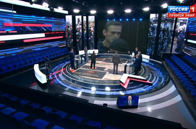 Роскошная вилла, антисемитизм и сожженный стог: новые выдумки пропаганды о Навальном - «Антифейк»