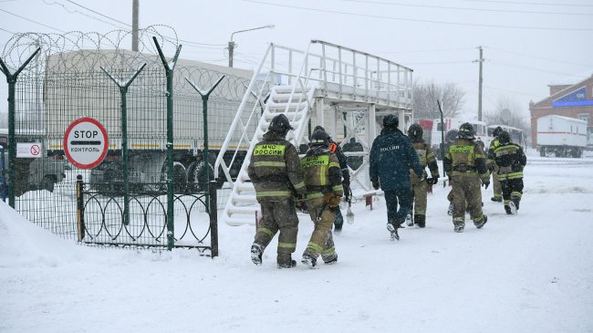 Число госпитализированных после ЧП на "Листвяжной" спасателей выросло до 15 - «Новости России»