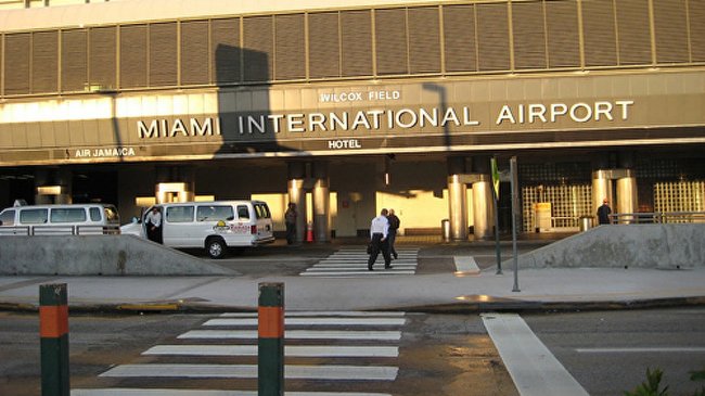 В нише шасси самолета в аэропорту Майами обнаружили безбилетника - «Авто»