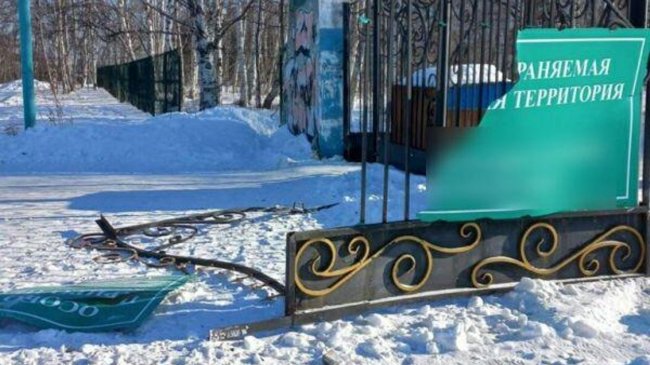 В Хабаровском крае пьяные лихачи без прав протаранили ворота парка - «Авто»