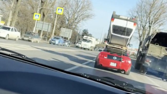 На въезде в Ростов-на-Дону заметили Ford Mustang с "Окой" на крыше - «Авто»
