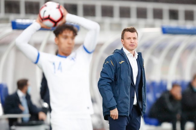 Тренер молодежной сборной Украины по футболу пожаловался на отношение в аэропорту - «Новости спорта»