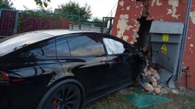 В Ижевске автомобиль Tesla въехал в здание, есть пострадавшие - «Авто»