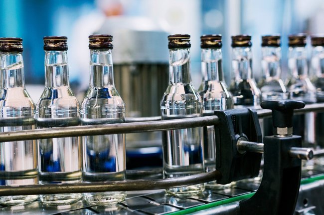 Алкогольные компании в РФ просят повысить минимальную стоимость водки - «Бизнес»