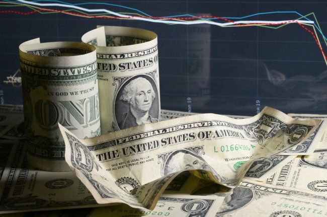 Аналитик спрогнозировал курс доллара на следующую неделю - «Бизнес»
