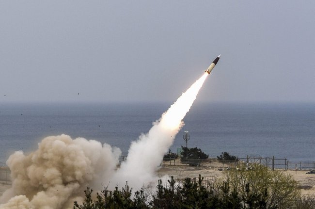 Зеленский в США запросил поставку ракет ATACMS с увеличенной дальностью - «Военные новости»