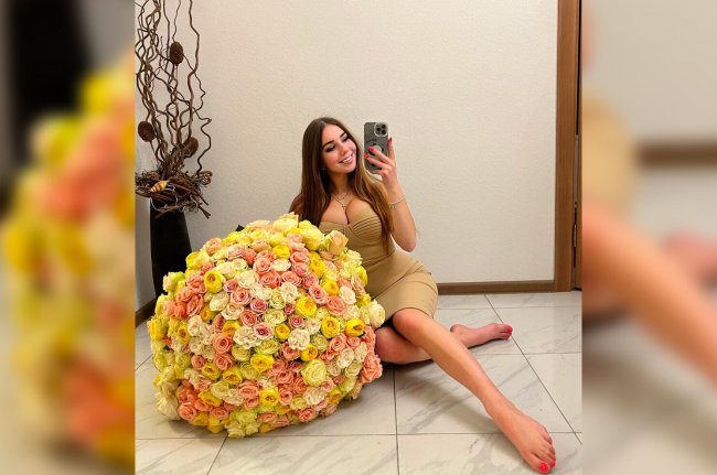 Фигуристка Нугуманова опубликовала фото в соцсетях в коротком платье и цветами - «Новости спорта»