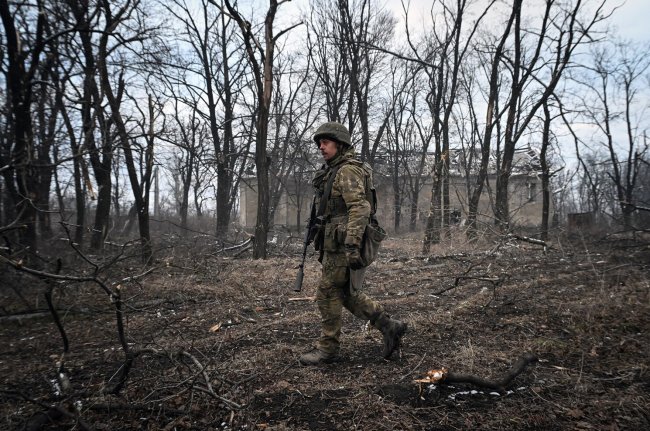 Солдаты ВС РФ на багги ушли от летевшего на них украинского дрона в Авдеевке - «Военные новости»