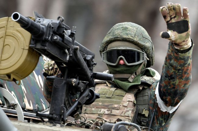 Российские военные вызвали огонь на себя ради спасения семьи в Красногоровке - «Военные новости»