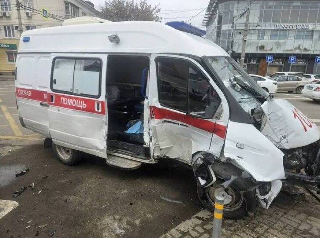 Скорая с пациентами врезалась в столб после столкновения с иномаркой - «Последние новости»