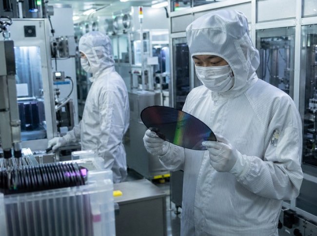 Bloomberg предупредил о рисках для выпуска чипов из-за кризиса на Ближнем Востоке - «Последние новости»